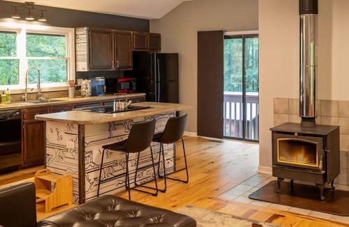 Gerton House | Perfect Luxe Retreat w/ Hot Tub