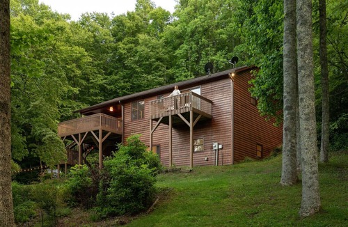 Gerton House | Perfect Luxe Retreat w/ Hot Tub