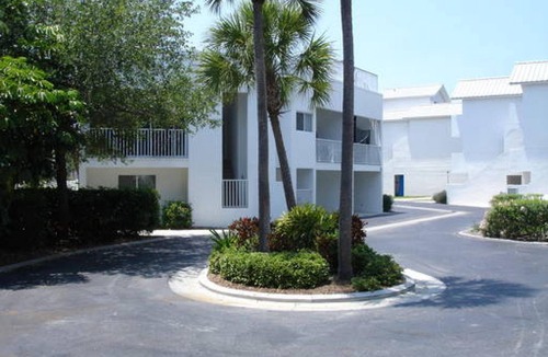 Live Oak Landings Condo | Perfectly Located on Manasota Key with ClosenBeach to Bay Access