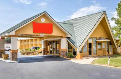 Perry Cabin | Perry Inn & Suites National Fairground I 75