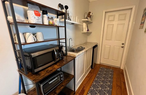 Biddleville Apartment | Pet friendly 1 bedroom unit walkable to Uptown!
