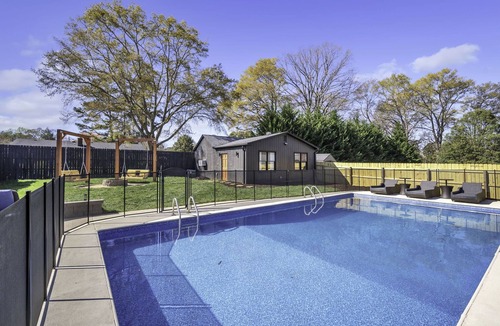 Greenville House | Pet-friendly 1 BR/2 bed/1 Ba w Swimming pool, firepit, 2 min to Furman