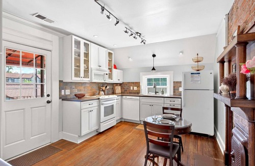 Asheville Apartment | Pet-Friendly 1900 Cottage in Biltmore Village | King Bed | 2 Min. to Biltmore Estate!