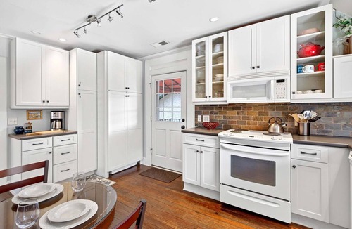 Asheville Apartment | Pet-Friendly 1900 Cottage in Biltmore Village | King Bed | 2 Min. to Biltmore Estate!