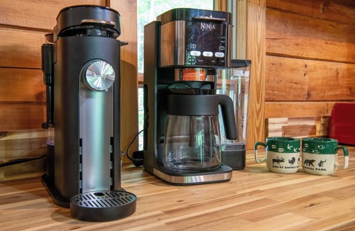 Townsend Cabin | Pet-friendly 1BD Cabin w/Hot Tub! Fire Pit + BBQ!