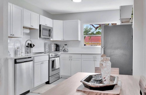 Seminole House | Pet Friendly 2B | Backyard BBQ & Yard Games!