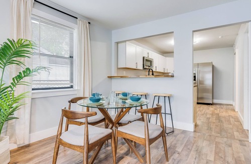 Midtown House | Pet-Friendly 3 Bedroom Charm with FAST Wifi and Garage. 10 Minutes from Downtown