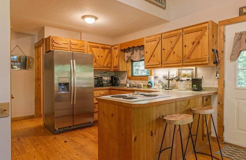 Cleveland House | Pet-friendly 3BR cabin near Helen, wineries, trails, and waterfalls Hiker's Paradise