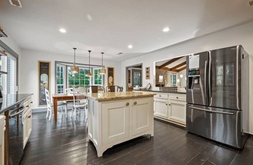 Taylors House | Pet friendly 6BR/10Bed/3.5ba 4000sf retreat, 3 King MBRs, near 3 downtowns!