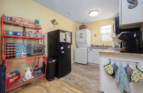 Marineland Acres House | Pet Friendly Apartment- Walk To The Beach
