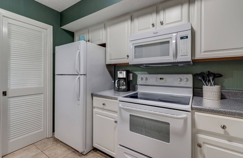 American Beach House | Pet Friendly | Beautifully Furnished 2nd Floor SailmakerTownhome | 2.5 Minute Walk to the Beach
