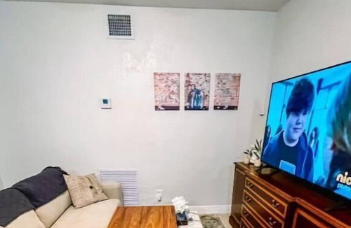 Riverside Park House | Pet friendly cheerful home in quiet neighborhood