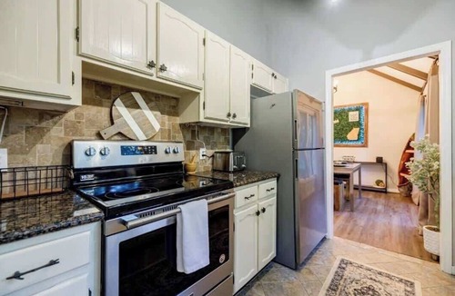 Big Canoe Condo | Pet Friendly Condo with Screened Deck & Fireplace
