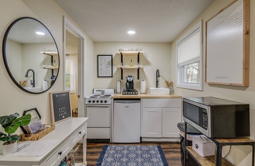 Ashley Oaks Cottage | Pet-Friendly Cottage ~ 8 Mi to Downtown Knoxville!