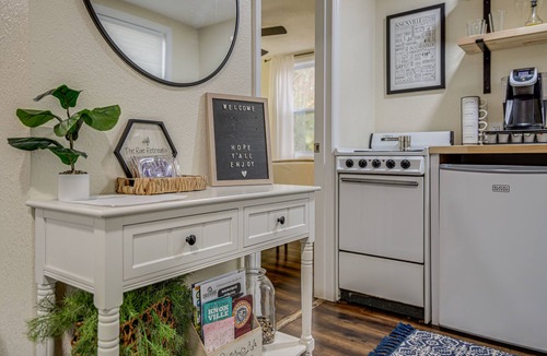 Ashley Oaks Cottage | Pet-Friendly Cottage ~ 8 Mi to Downtown Knoxville!