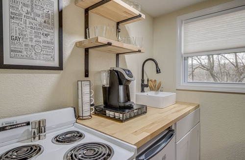 Ashley Oaks Cottage | Pet-Friendly Cottage ~ 8 Mi to Downtown Knoxville!
