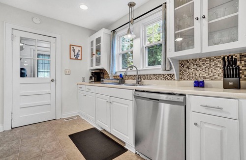 Clinton Cottage | Pet Friendly Cute Cottage - Walk to PC/Downtown