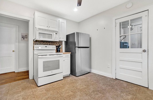Clinton Cottage | Pet Friendly Cute Cottage - Walk to PC/Downtown