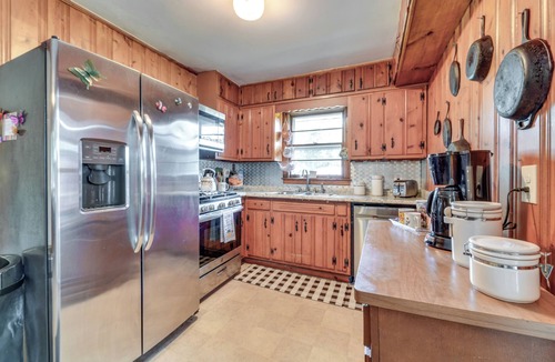 Douglasville House | Pet-Friendly Douglasville Home w/Screened Porch!