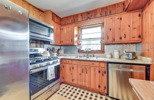 Douglasville House | Pet-Friendly Douglasville Home w/Screened Porch!