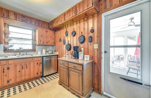 Douglasville House | Pet-Friendly Douglasville Home w/Screened Porch!