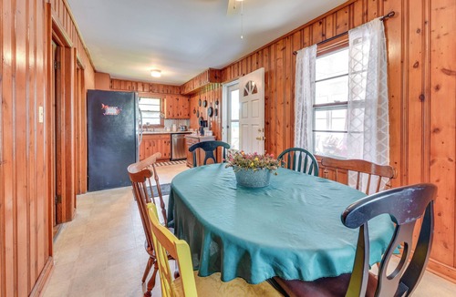 Douglasville House | Pet-Friendly Douglasville Home w/Screened Porch!