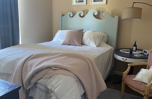 Old Town Bluffton House | Pet friendly Downtown, historic bluffton home