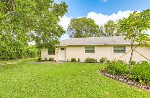 Dunbar House | Pet-Friendly Duplex w/Front Yard in Fort Myers!