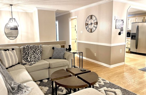 Karns House | Pet-Friendly Entire House with Hot Tub, Fenced Yard, 4 King Beds, Fast Wifi