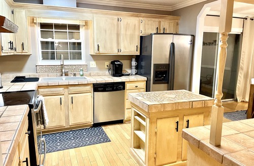 Karns House | Pet-Friendly Entire House with Hot Tub, Fenced Yard, 4 King Beds, Fast Wifi