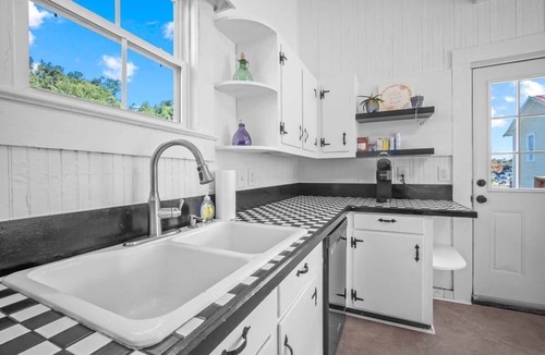 Metter House | Pet Friendly Fenced Yard Near Statesboro