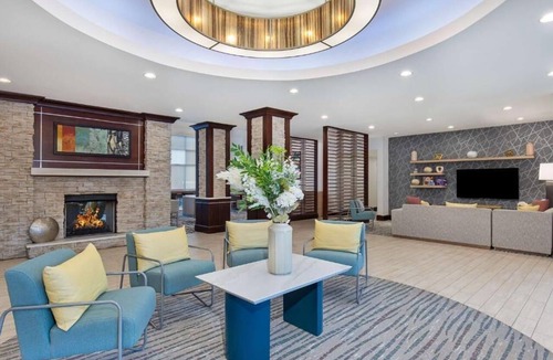 Sandy Springs Hotel | Pet-Friendly Getaway! Free Breakfast & Parking Near Perimeter Mall!
