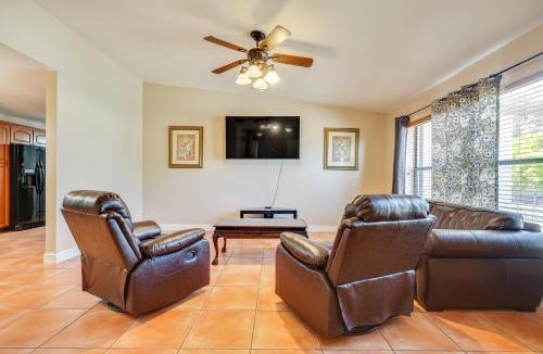 Palmetto Estates House | Pet-Friendly Home w/Yard ~ 3 Mi to Zoo Miami!