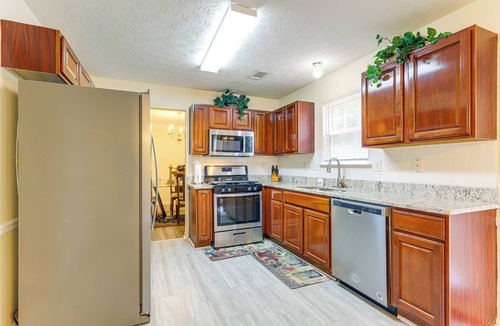 Snellville House | Pet-Friendly Home w/Pool Access in Snellville!