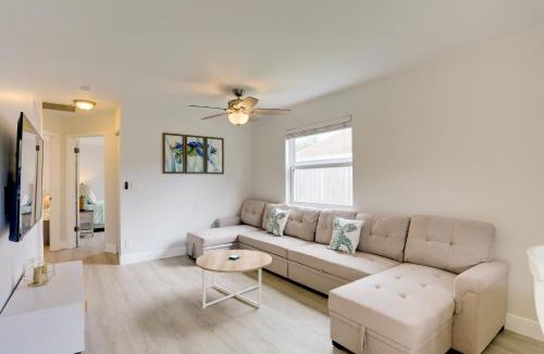 North Palm Beach Heights House | Pet-Friendly Jupiter Townhome, 6 Mi to Beaches!