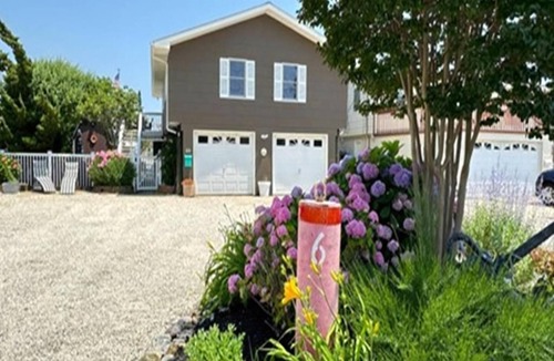 Ship Bottom House | Pet Friendly. Lagoon front. Bay views. Docks. Kayaks. Private yard. Beach.