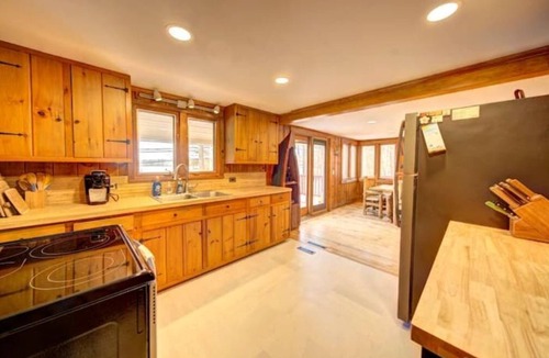 Tafton Cabin | Pet Friendly Lakefront Cabin