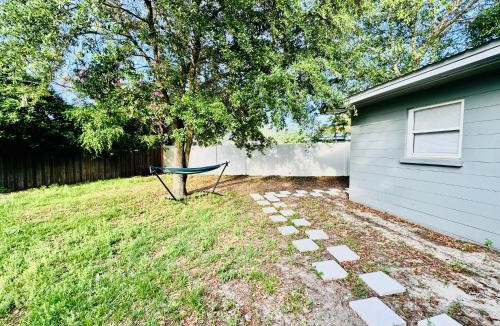 Crystal Lake House | Pet-friendly Lakeland Stay King Bed Cozy Court