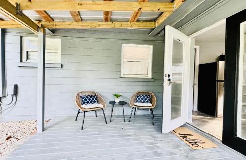 Crystal Lake House | Pet-friendly Lakeland Stay King Bed Cozy Court