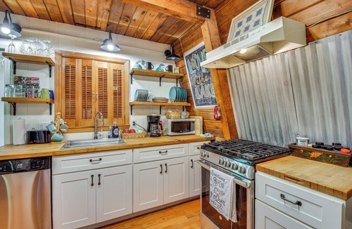 Gumlog Cabin | Pet-Friendly Lavonia Cabin, Walk to Lake Hartwell!