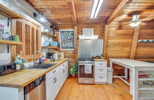 Gumlog Cabin | Pet-Friendly Lavonia Cabin, Walk to Lake Hartwell!