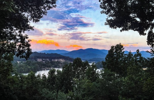 Hiawassee Cottage | Pet friendly luxury lake view cottage fun themed Charming Beaver, New hot tub