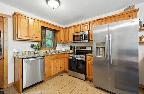 Talking Rock House | Pet Friendly Mountain Chalet - Hot Tub & Game Room