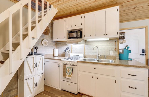 Blairsville Cottage | Pet-friendly Mtn Retreat w/Yard in Blairsville!