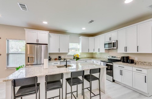 Ensley House | Pet-Friendly Pensacola Home Central Location