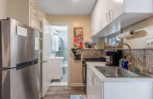 North Wildwood Condo | Pet Friendly/Private Porch/Tub + NFLX 1BR 1BA