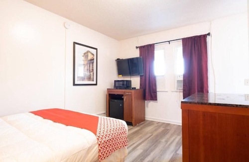 Jonesboro Hotel | Pet-Friendly Queen Room Perfect for Quiet Atlanta Getaways