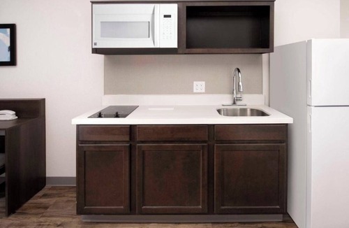 Newnan Hotel | Pet Friendly Queen Suite w/Kitchen, Gym & Laundry