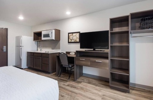 Newnan Hotel | Pet Friendly Queen Suite w/Kitchen, Gym & Laundry