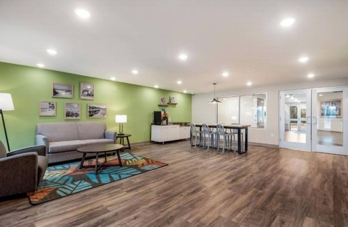 Newnan Hotel | Pet Friendly Queen Suite w/Kitchen, Gym & Laundry